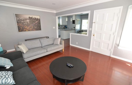 Rosemead Casa | Casa moderna y céntrica de MnC en San Gabriel