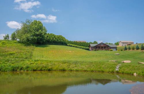 West Jefferson Casa | Mnt Views, Fire Pit, Hot Tub, Fishing Pond, Sleeps 6