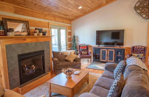 West Jefferson Casa | Mnt Views, Fire Pit, Hot Tub, Fishing Pond, Sleeps 6