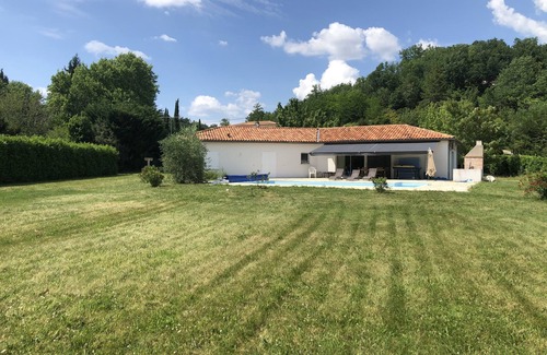 Port-Sainte-Foy-et-Ponchapt Casa | Modern 4 bed villa, air-con in living area, fabulous terrace/garden, large pool.