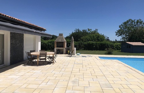 Port-Sainte-Foy-et-Ponchapt Casa | Modern 4 bed villa, air-con in living area, fabulous terrace/garden, large pool.