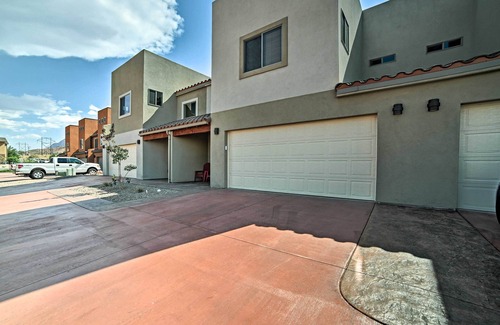 Moab South Valley Apartamento | Moab Townhome w/ Hot Tub & Patio - Near Arches