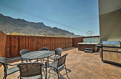 Moab South Valley Apartamento | Moab Townhome w/ Hot Tub & Patio - Near Arches