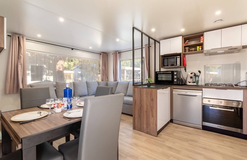 La Cote Radieuse Alquiler De RV | Mobil Home 'Soleia 2023 Mar Estan 4x' con terraza privada y aire acondicionado