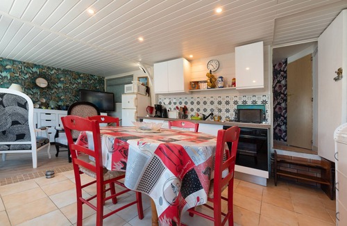 Saint-Jacques Alquiler De RV | Mobilhome 'Mobilhome Rénové Sarzeau' con terraza privada y jardín privado
