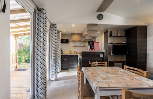 Les Mathes Alquiler De RV | Mobilhome 'Siblu Bonne Anse Mobilhome 510' con terraza privada y aire acondicionado