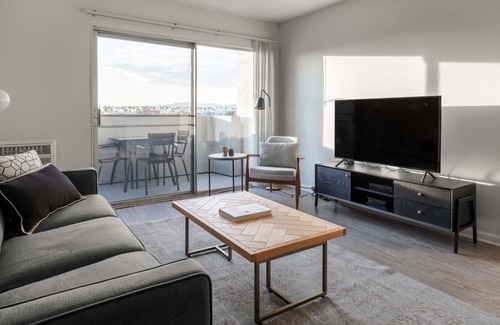 Rampart Village Apartamento | Mod Koreatown 1BR w/ Pool, Gym, nr. Wiltern Theatre by Blueground