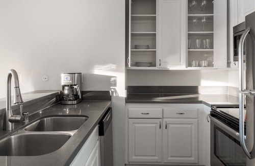 Rampart Village Apartamento | Mod Koreatown 1BR w/ Pool, Gym, nr. Wiltern Theatre by Blueground