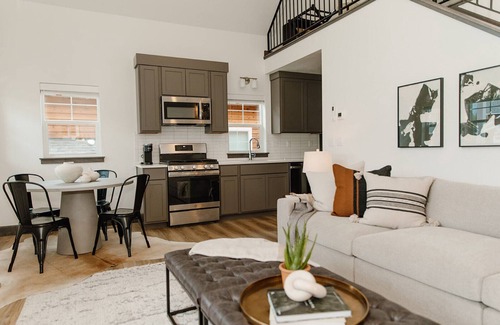 Dover Bay Casa | Mod lux bungalow, year round activities, lake living, ski Schweitzer
