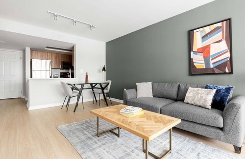 Chinatown Apartamento | Mod Mount Vernon 1BR w/ Gym, Pool, W/D, nr. Chinatown, by Blueground