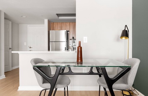 Chinatown Apartamento | Mod Mount Vernon 1BR w/ Gym, Pool, W/D, nr. Chinatown, by Blueground