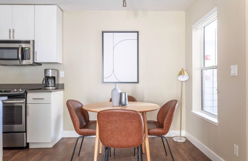 Old Mountain View Apartamento | Mod Mountain View 2BR w/ Gym, Pool, Downtown Location, by Blueground