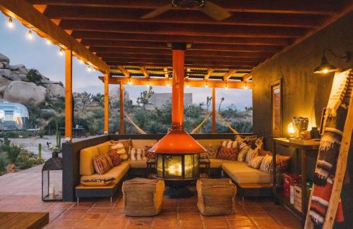 Pioneertown Casa | Mod West Ranch Breathtaking Boulder Playground
