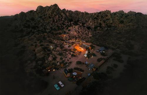 Pioneertown Casa | Mod West Ranch Breathtaking Boulder Playground