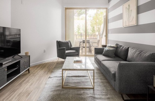 Westchester Apartamento | Mod Westchester 1BR w/ Gym, Pool, nr. Venice Beach, by Blueground