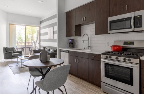 Westchester Apartamento | Mod Westchester 1BR w/ Gym, Pool, nr. Venice Beach, by Blueground