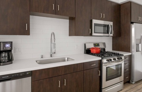 Westchester Apartamento | Mod Westchester 1BR w/ Gym, Pool, nr. Venice Beach, by Blueground