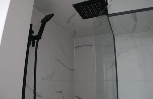 Bradford Apartamento | Modern Lower Level Apt w/ Hot Tub | City Escape