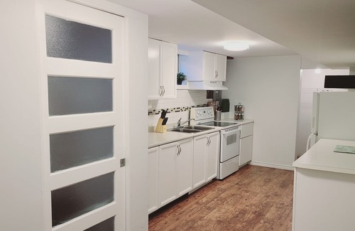 Bradford Apartamento | Modern Lower Level Apt w/ Hot Tub | City Escape