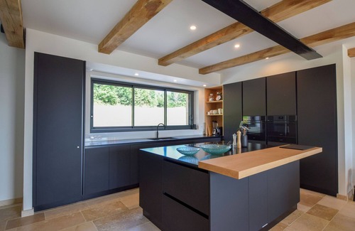 Saint-Medard-d'Excideuil Casa | Modern vacation home with private pool on estate with golf. Pets allowed!