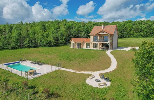 Saint-Medard-d'Excideuil Casa | Modern vacation home with private pool on estate with golf. Pets allowed!