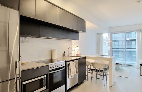 Garden District Condominio | Modern 1+1 Bedroom Condo Steps Away from Vibrant Dundas Square