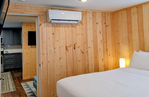 Onekama Casa | Modern 1-Bdrm Apartment - Room #7