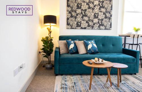 Rushmoor District Apartamento | Modern 1 Bed 1 Bath Apartment for Corporates & Contractors, FREE Parking, Wi-Fi & Netflix By REDWOOD STAYS
