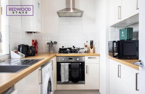 Rushmoor District Apartamento | Modern 1 Bed 1 Bath Apartment for Corporates & Contractors, FREE Parking, Wi-Fi & Netflix By REDWOOD STAYS