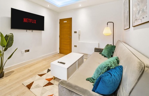 Rushmoor District Apartamento | Modern 1 Bed 1 Bath APT in Aldershot