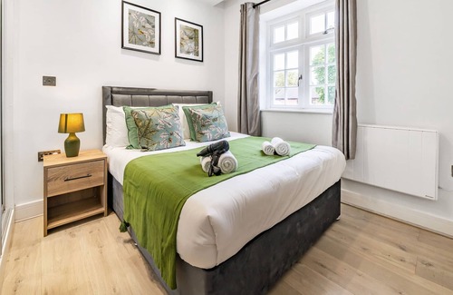 Rushmoor District Apartamento | Modern 1 Bed 1 Bath APT in Aldershot