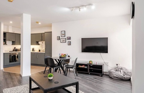 Cathedral Quarter Apartamento | Modern 1-bed apartment in Belfast’s Cathedral Quarter. Sleeps 4 with king bed & sofa bed. Wi-Fi, smart TV, washer & kitchen. Walk to Titanic Belfast, Victoria Square, pubs, and SSE Arena. Ideal for couples, families or weekend getaways.