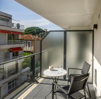 Pointe Croisette Apartamento | Modern 1 Bed apartment in prestigous area of Cannes a short walk to the Croisette and the Palais 1903