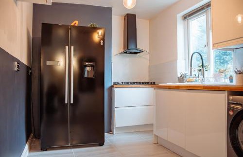 Leeds Casa | Modern 1-Bed House with Parking Near Kirkstall