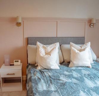 Leeds Casa | Modern 1-Bed House with Parking Near Kirkstall