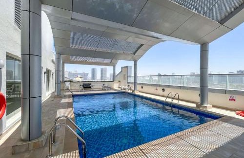Dubai Sports City Apartamento | Modern 1-Bed with Scenic Golf Course View