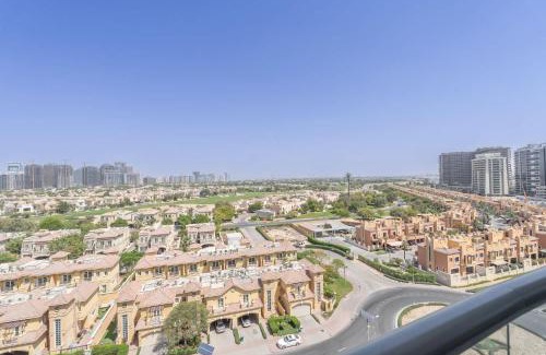Dubai Sports City Apartamento | Modern 1-Bed with Scenic Golf Course View