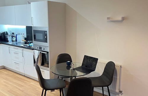 Royal Docks Apartamento | Modern 1 bedroom by Thames w balcony-1 min to DLR, easy access to central London