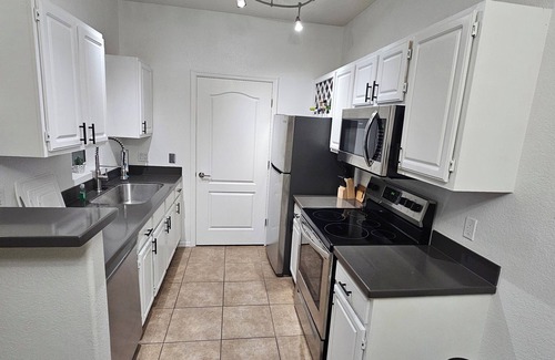 Deer Valley Condominio | Modern 1-bedroom condo in North PHX with pool/spa