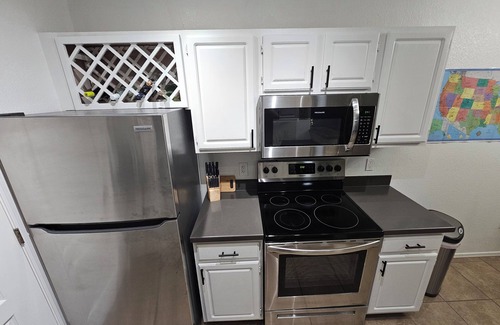 Deer Valley Condominio | Modern 1-bedroom condo in North PHX with pool/spa