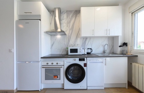 Ciudad Lineal Apartamento | Piso moderno de 1 dormitorio con ventanales y sofá cama para invitados en Madrid