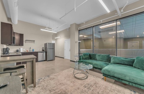 Waldron Casa | Modern 1-Bedroom Near Airport Free Parking & WiFi with own Washer and Dryer