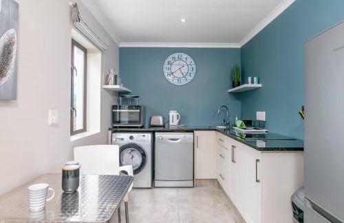 Knysna Casa | Modern 1 bedroom non-seafacing unit on luxury golf estate