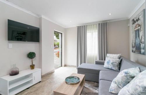 Knysna Casa | Modern 1 bedroom non-seafacing unit on luxury golf estate