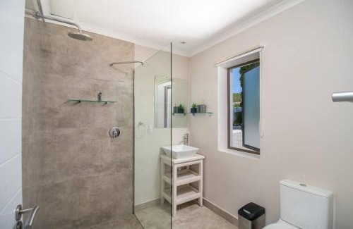 Knysna Casa | Modern 1 bedroom non-seafacing unit on luxury golf estate