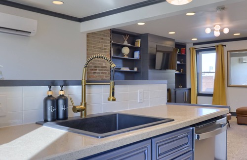 Lancaster Casa | Modern 1-BR Apt by Train Station
