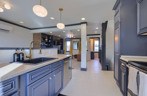 Lancaster Casa | Modern 1-BR Apt by Train Station