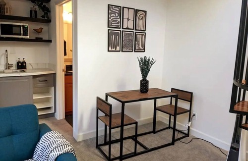 Waverly Park Casa | Modern 1-Br Oasis, Close to Tech Giants+Investors!