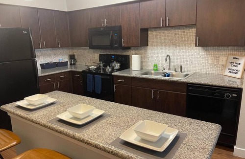 South Main Apartamento | Modern 1 BR Suite + Comfy KING bed + Pool + Gym
