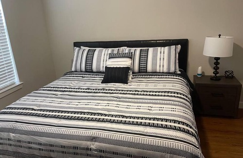 South Main Apartamento | Modern 1 BR Suite + Comfy KING bed + Pool + Gym